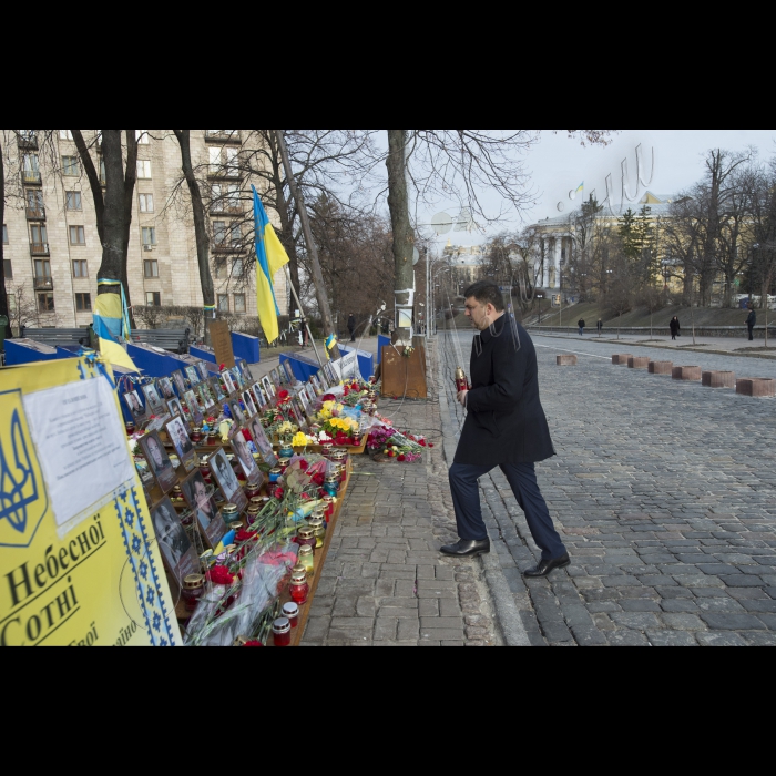 Голова ВР України Володимир Гройсман прініс квіти и лампадку на вул. Інститутська в пам'ять про Героїв Небесної сотні.