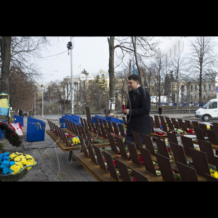 Голова ВР України Володимир Гройсман прініс квіти и лампадку на вул. Інститутська в пам'ять про Героїв Небесної сотні.