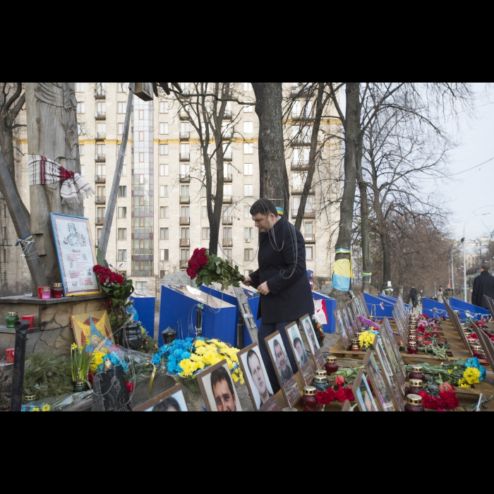 Голова ВР України Володимир Гройсман прініс квіти и лампадку на вул. Інститутська в пам'ять про Героїв Небесної сотні.