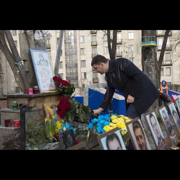 Голова ВР України Володимир Гройсман прініс квіти и лампадку на вул. Інститутська в пам'ять про Героїв Небесної сотні.