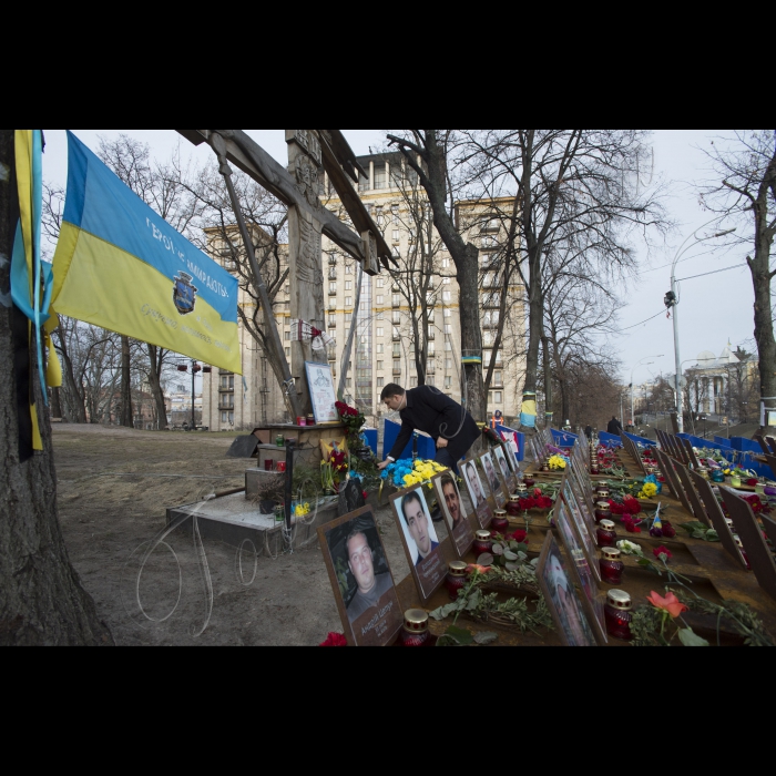 Голова ВР України Володимир Гройсман прініс квіти и лампадку на вул. Інститутська в пам'ять про Героїв Небесної сотні.