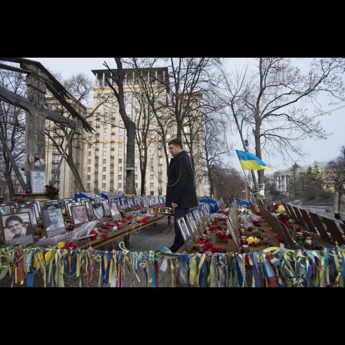 Голова ВР України Володимир Гройсман прініс квіти и лампадку на вул. Інститутська в пам'ять про Героїв Небесної сотні.