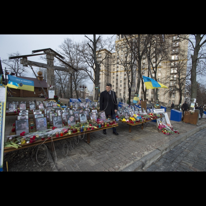 Голова ВР України Володимир Гройсман прініс квіти и лампадку на вул. Інститутська в пам'ять про Героїв Небесної сотні.