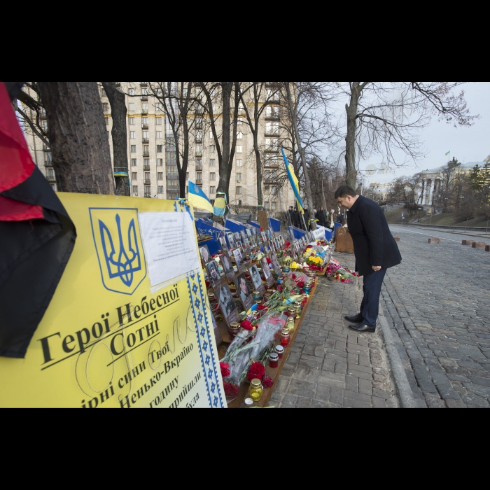 Голова ВР України Володимир Гройсман прініс квіти и лампадку на вул. Інститутська в пам'ять про Героїв Небесної сотні.