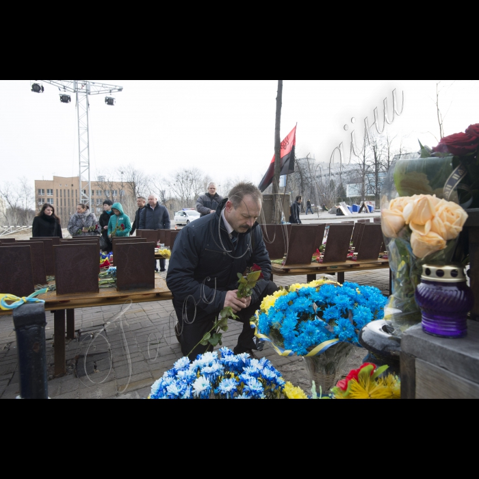 Голова ВР України Володимир Гройсман прініс квіти и лампадку на вул. Інститутська в пам'ять про Героїв Небесної сотні.
Народний депутат Олег Барна;