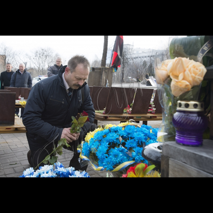 Голова ВР України Володимир Гройсман прініс квіти и лампадку на вул. Інститутська в пам'ять про Героїв Небесної сотні.