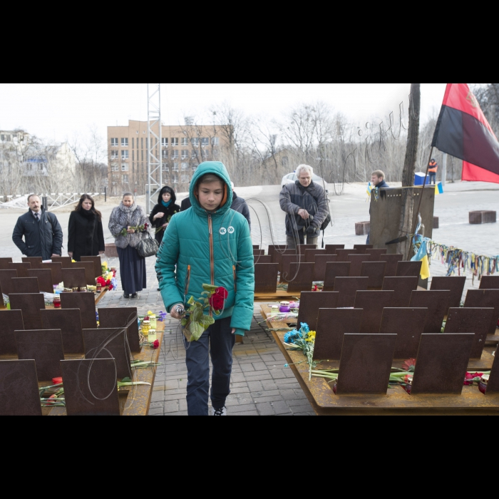 Голова ВР України Володимир Гройсман прініс квіти и лампадку на вул. Інститутська в пам'ять про Героїв Небесної сотні.