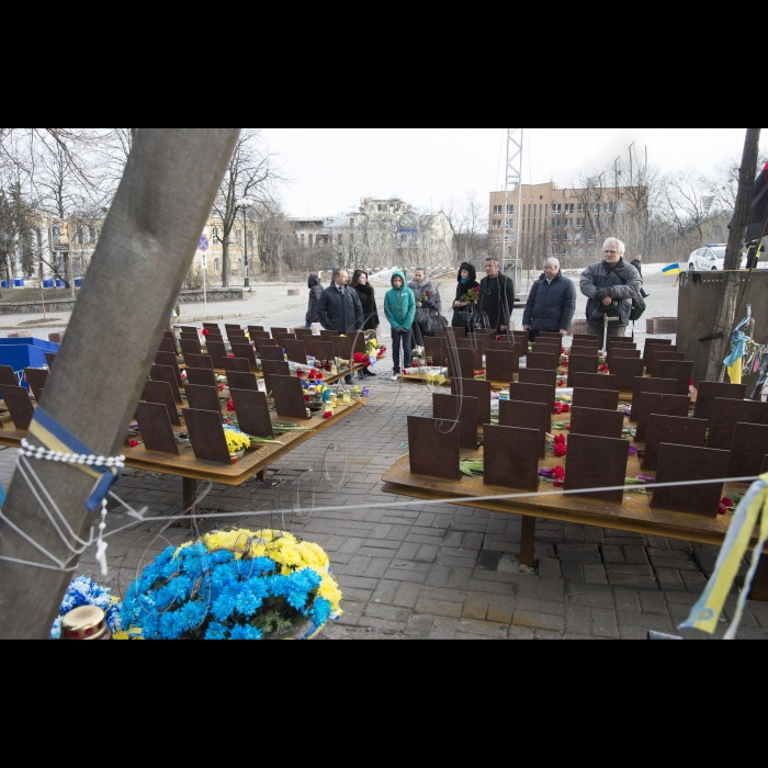 Голова ВР України Володимир Гройсман прініс квіти и лампадку на вул. Інститутська в пам'ять про Героїв Небесної сотні.