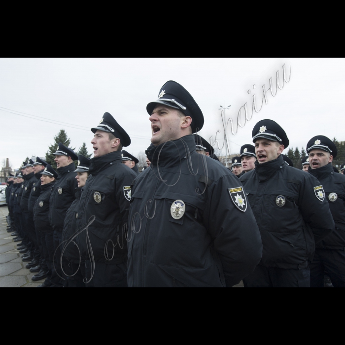 Голова ВР України Володимр Гройсман, Президент України Петро Порошенко, Керівник Національної поліції України Хатія Деканоідзе взяли участь у церемонії складання присяги Національною поліцією у м. Вінниця.