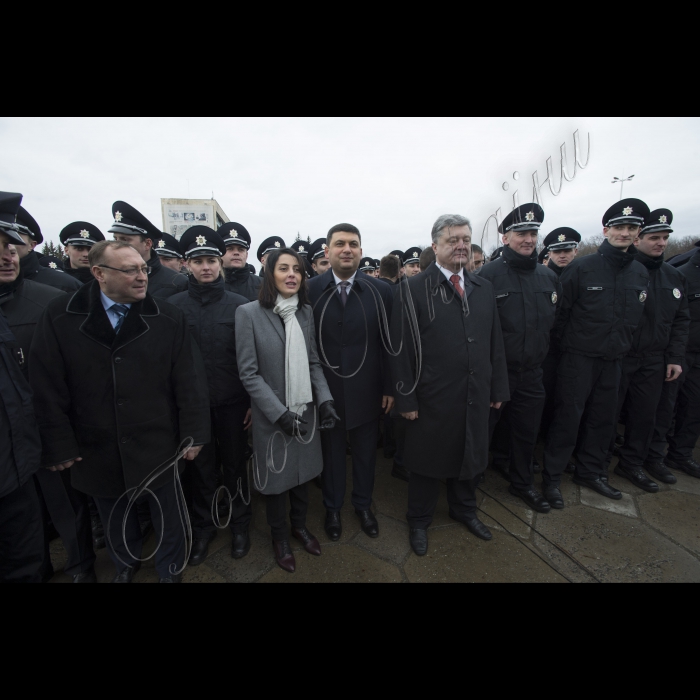 Голова ВР України Володимр Гройсман, Президент України Петро Порошенко, Керівник Національної поліції України Хатія Деканоідзе взяли участь у церемонії складання присяги Національною поліцією у м. Вінниця.