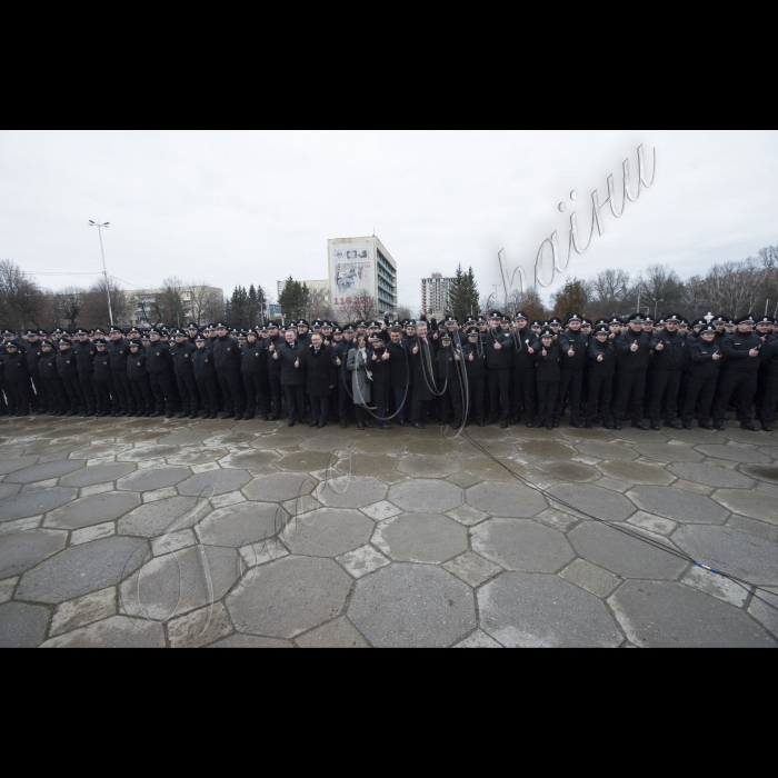 Голова ВР України Володимр Гройсман, Президент України Петро Порошенко, Керівник Національної поліції України Хатія Деканоідзе взяли участь у церемонії складання присяги Національною поліцією у м. Вінниця.