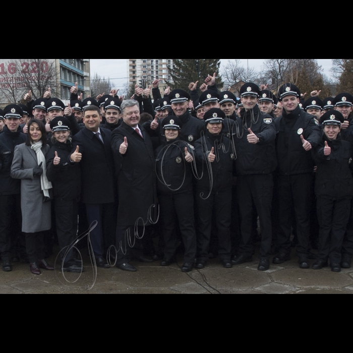 Голова ВР України Володимр Гройсман, Президент України Петро Порошенко, Керівник Національної поліції України Хатія Деканоідзе взяли участь у церемонії складання присяги Національною поліцією у м. Вінниця.