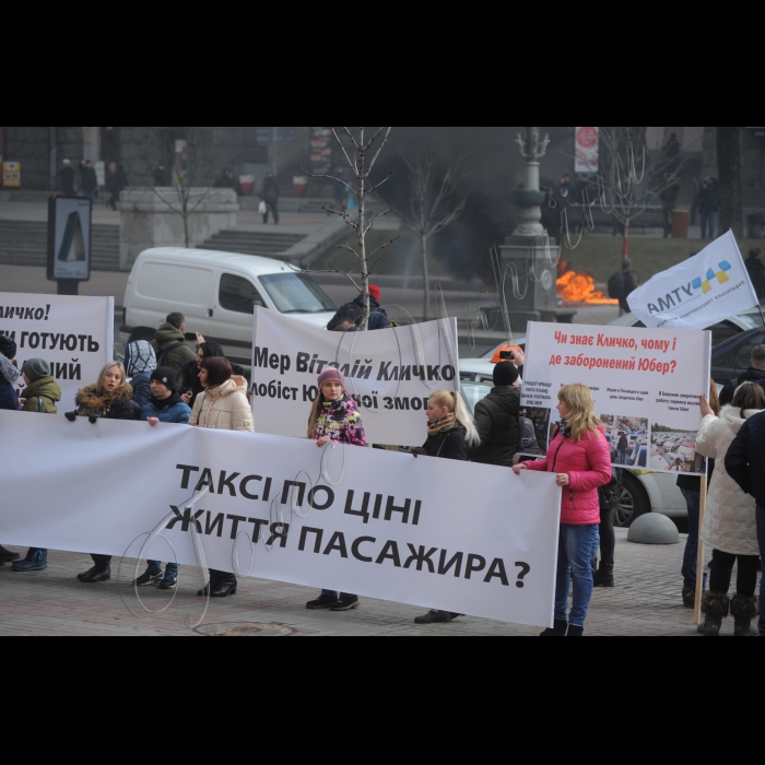 Біля КМДА  розпочнеться масштабна мирна акція таксистів  з метою захисту прав та інтересів водіїв та пасажирів таксі.  Гасла акції: «Вимагаємо офіційно визнати таксі міським транспортом! Здорова конкуренція або корупційне лобіювання – столична влада має зробити вибір!».