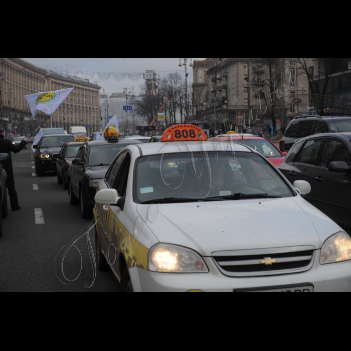 Біля КМДА  розпочнеться масштабна мирна акція таксистів  з метою захисту прав та інтересів водіїв та пасажирів таксі.  Гасла акції: «Вимагаємо офіційно визнати таксі міським транспортом! Здорова конкуренція або корупційне лобіювання – столична влада має зробити вибір!».