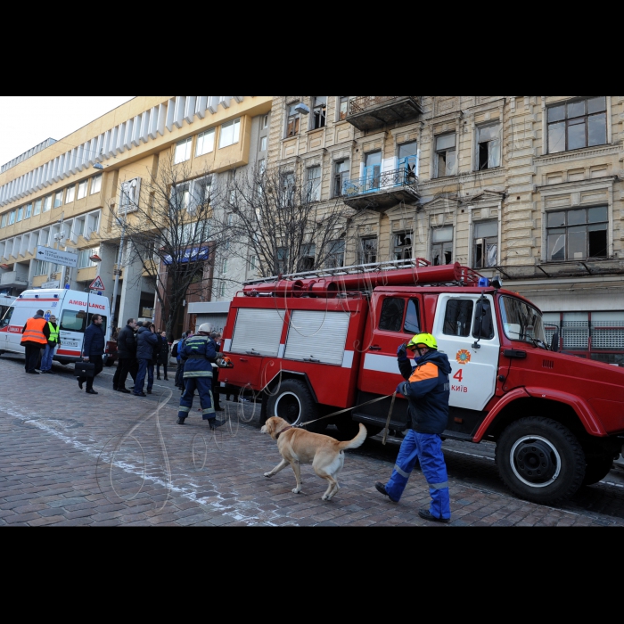 Київ. У центрі столиці, на вулиці Богдана Хмельницького, обвалилися внутрішні перекриття у нежилій п'ятиповерховій будівлі, в якій велися ремонтні роботи. Наразі рятувальники шукають та дістають з-під завалів людей.