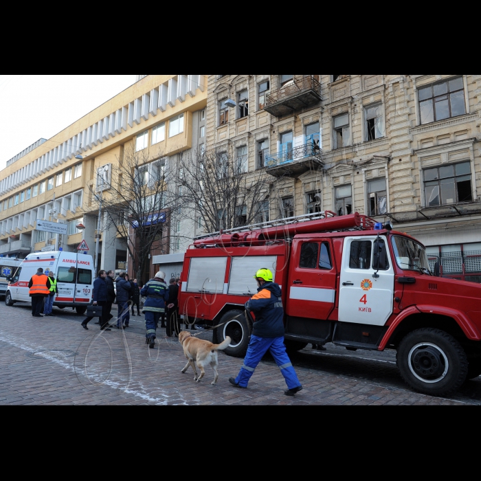 Київ. У центрі столиці, на вулиці Богдана Хмельницького, обвалилися внутрішні перекриття у нежилій п'ятиповерховій будівлі, в якій велися ремонтні роботи. Наразі рятувальники шукають та дістають з-під завалів людей.