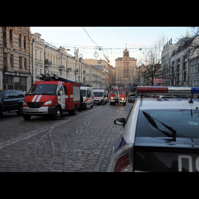 Київ. У центрі столиці, на вулиці Богдана Хмельницького, обвалилися внутрішні перекриття у нежилій п'ятиповерховій будівлі, в якій велися ремонтні роботи. Наразі рятувальники шукають та дістають з-під завалів людей.