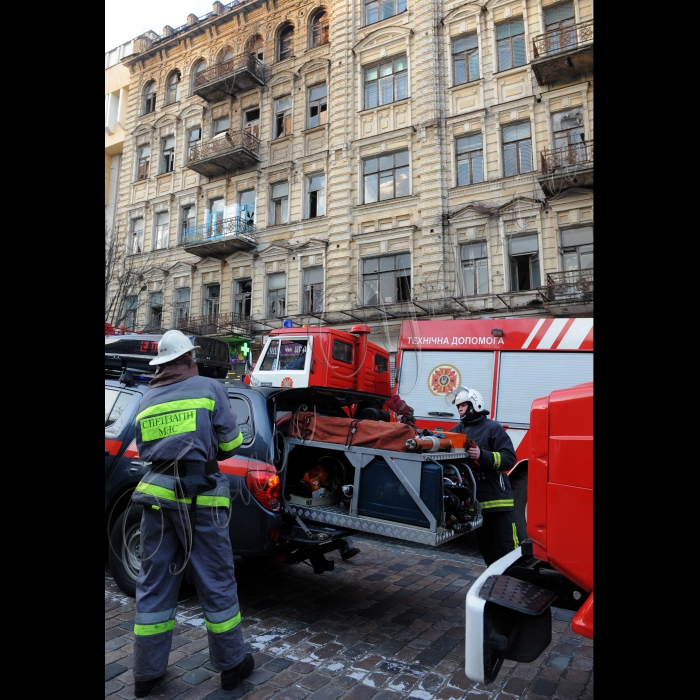 Київ. У центрі столиці, на вулиці Богдана Хмельницького, обвалилися внутрішні перекриття у нежилій п'ятиповерховій будівлі, в якій велися ремонтні роботи. Наразі рятувальники шукають та дістають з-під завалів людей.