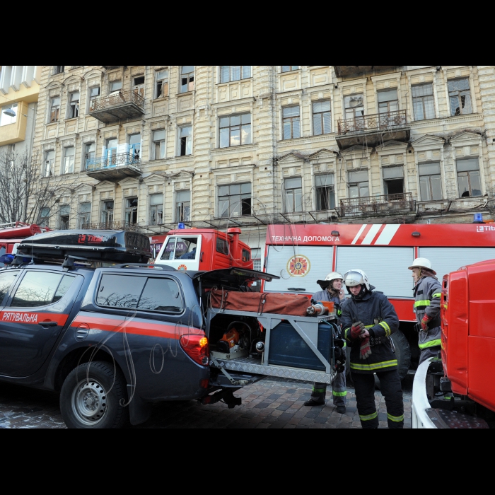 Київ. У центрі столиці, на вулиці Богдана Хмельницького, обвалилися внутрішні перекриття у нежилій п'ятиповерховій будівлі, в якій велися ремонтні роботи. Наразі рятувальники шукають та дістають з-під завалів людей.