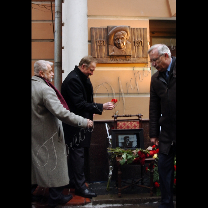 Київ. За адресою вул. Володимирська, 23 встановлено бронзову пам´ятну дошку видатному діячеві української культури, першому народному артисту України Лесю Курбасу у рамках відзначення 125-річчя від дня народження Курбаса