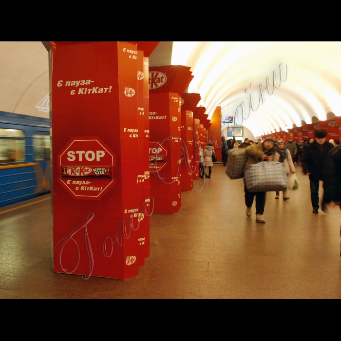 Київ, станція метро «Майдан  Незалежності», реклама