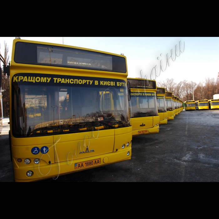 За участю голови КМДА Олександра Попова відбувся урочистий випуск на лінію нових автобусів та тролейбусів. Під час запуску фахівцями КП «Київпастранс» було представлено перелік маршрутів, які поповняться новими одиницями рухомого складу (майданчик перед НК «Експоцентр України», просп. Академіка Глушкова, 1).