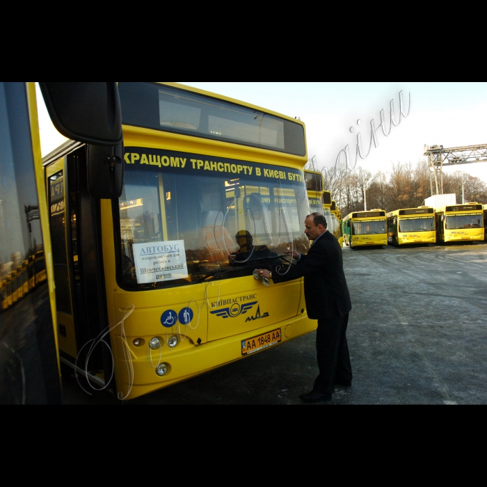 За участю голови КМДА Олександра Попова відбувся урочистий випуск на лінію нових автобусів та тролейбусів. Під час запуску фахівцями КП «Київпастранс» було представлено перелік маршрутів, які поповняться новими одиницями рухомого складу (майданчик перед НК «Експоцентр України», просп. Академіка Глушкова, 1).