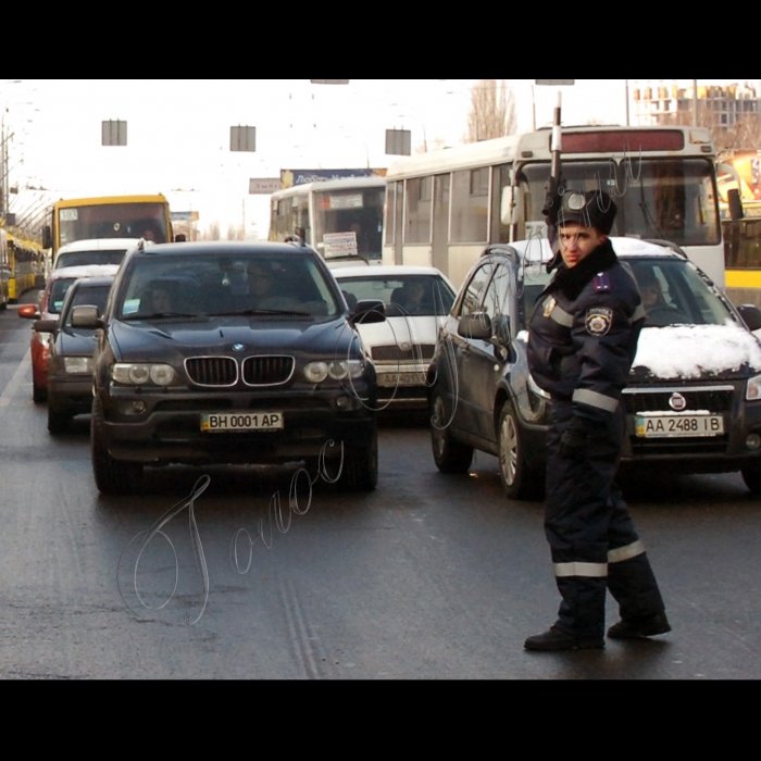 За участю голови КМДА Олександра Попова відбувся урочистий випуск на лінію нових автобусів та тролейбусів. Під час запуску фахівцями КП «Київпастранс» було представлено перелік маршрутів, які поповняться новими одиницями рухомого складу (майданчик перед НК «Експоцентр України», просп. Академіка Глушкова, 1).