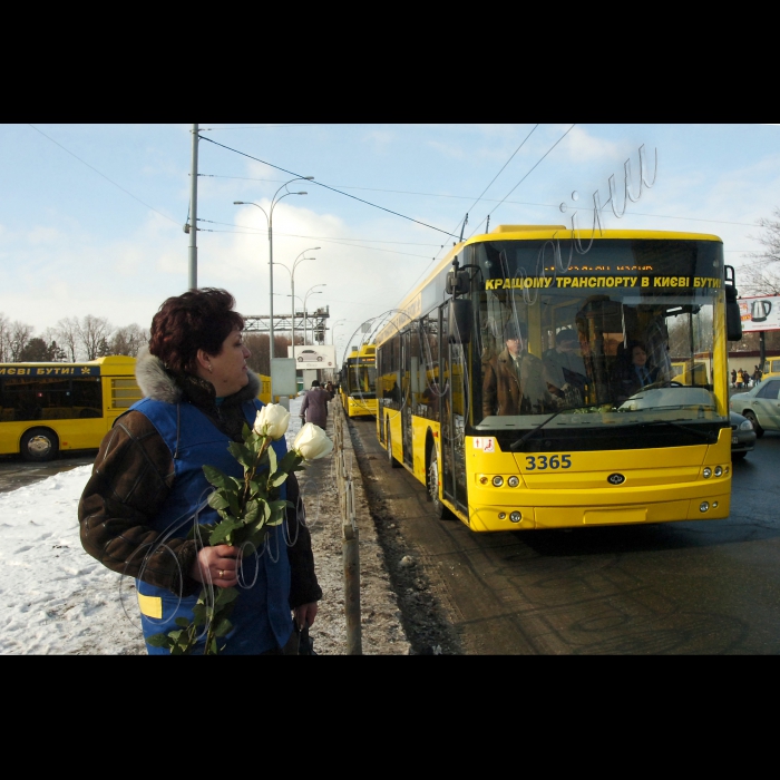 За участю голови КМДА Олександра Попова відбувся урочистий випуск на лінію нових автобусів та тролейбусів. Під час запуску фахівцями КП «Київпастранс» було представлено перелік маршрутів, які поповняться новими одиницями рухомого складу (майданчик перед НК «Експоцентр України», просп. Академіка Глушкова, 1).