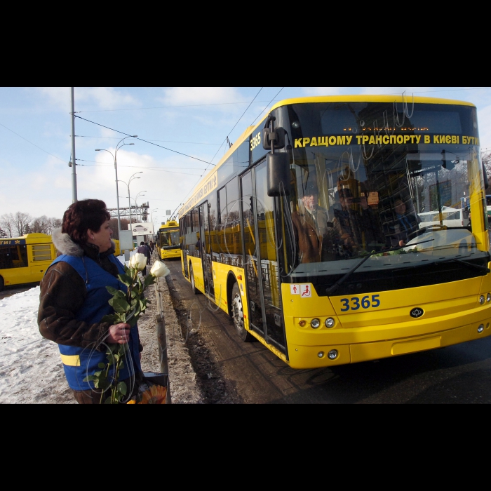 За участю голови КМДА Олександра Попова відбувся урочистий випуск на лінію нових автобусів та тролейбусів. Під час запуску фахівцями КП «Київпастранс» було представлено перелік маршрутів, які поповняться новими одиницями рухомого складу (майданчик перед НК «Експоцентр України», просп. Академіка Глушкова, 1).