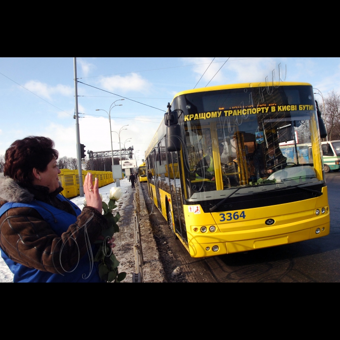 За участю голови КМДА Олександра Попова відбувся урочистий випуск на лінію нових автобусів та тролейбусів. Під час запуску фахівцями КП «Київпастранс» було представлено перелік маршрутів, які поповняться новими одиницями рухомого складу (майданчик перед НК «Експоцентр України», просп. Академіка Глушкова, 1).