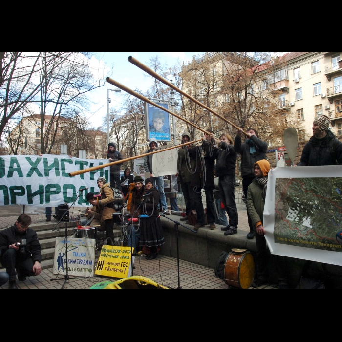 Біля Міністерства палива та енергетики України відбулися акція та театралізоване
дійство ГЕС у Карпатах “Врятуємо Карпатські річки від забудови” (сквер на 
перехресті вулиць Прорізної та Пушкінської).
Акція відбулася за участі досвідчених туристів та мандрівників Карпатами.  Її
супроводжували виставка фотографій малих ГЕС у Карпатах і збір підписів.
Також відбулися виступи фолк-гуртів, які підтримують кампанію проти малих ГЕС. 
Охочі мали змогу пограти на справжніх карпатських трембітах.