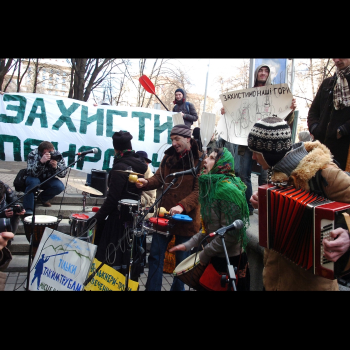 Біля Міністерства палива та енергетики України відбулися акція та театралізоване
дійство ГЕС у Карпатах “Врятуємо Карпатські річки від забудови” (сквер на 
перехресті вулиць Прорізної та Пушкінської).
Акція відбулася за участі досвідчених туристів та мандрівників Карпатами.  Її
супроводжували виставка фотографій малих ГЕС у Карпатах і збір підписів.
Також відбулися виступи фолк-гуртів, які підтримують кампанію проти малих ГЕС. 
Охочі мали змогу пограти на справжніх карпатських трембітах.