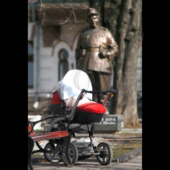 Біля адміністрації Президента за ініціативи ВК «НАСТУП» та ГО «Асоціація захисту прав вкладників» відбулася спільна акція протесту ошуканих вкладників фінансових установ проти розкрадання їх коштів банкірами та чиновниками різних рівнів. 