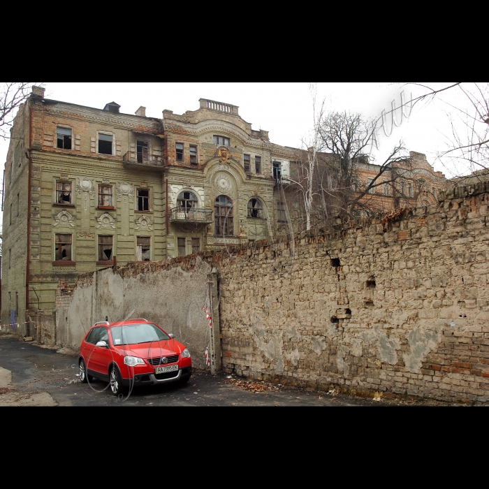 Київ, вул. Пушкінська.
Голова комісії Київради з питань культури та туризму, член Українського товариства пам’яток історії та культури Олександр Бригинець провів сталкер-екскурсію  “За 10 кроків від Хрещатика”
