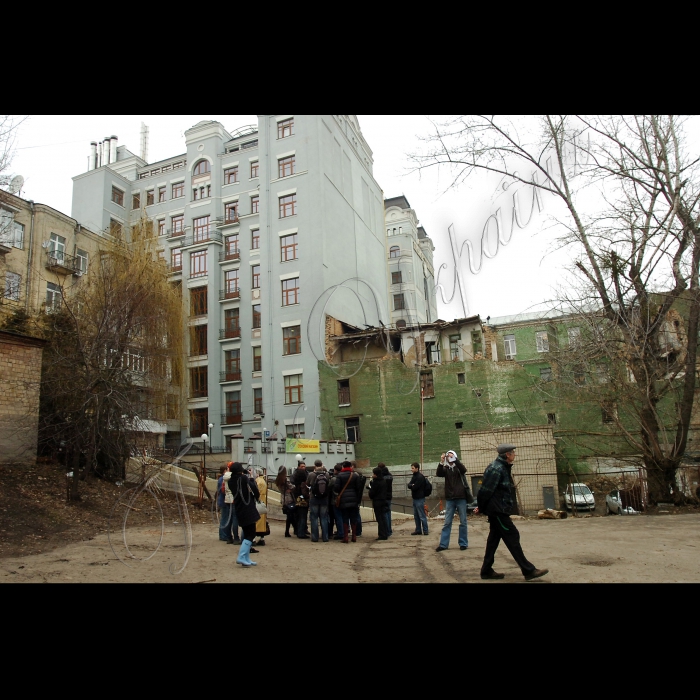 Київ, вул. Пушкінська.
Голова комісії Київради з питань культури та туризму, член Українського товариства пам’яток історії та культури Олександр Бригинець провів сталкер-екскурсію  “За 10 кроків від Хрещатика”
