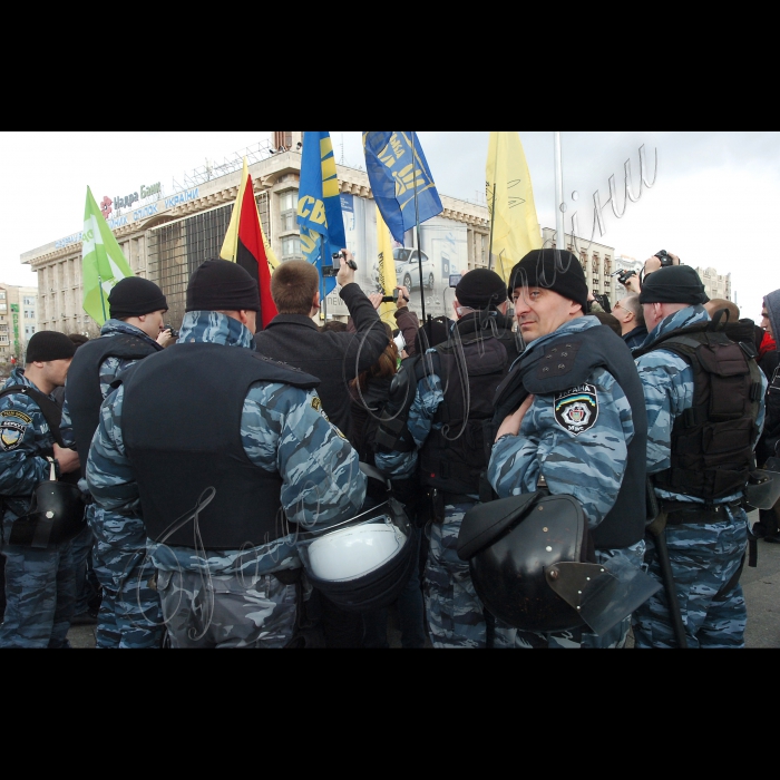 У Києві  на Майдані Незалежності планувався старт всеукраїнської акції «Готуй намет навесні» у рамках молодіжної кампанії “ВСТАВАЙ!”. Учасники акції збиралися розбити наметове містечко на 1 годину, що символізуватиме старт всеукраїнського конкурсу зі швидкості збирання та розбирання наметів молоддю. Організатори проінформують про акцію «Готуй намет навесні», продемонструють рівень «наметової готовності» станом на березень 2012 року та розкажуть про  порядок проведення конкурсних змагань в усіх регіонах України, початок проведення яких заплановано на 27 березня, та поділяться думками про те, де українська молодь зможе потенційно використати намети в 2012 році. 
Міліція перешкодила проведенню акції.
