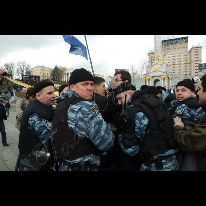 У Києві  на Майдані Незалежності планувався старт всеукраїнської акції «Готуй намет навесні» у рамках молодіжної кампанії “ВСТАВАЙ!”. Учасники акції збиралися розбити наметове містечко на 1 годину, що символізуватиме старт всеукраїнського конкурсу зі швидкості збирання та розбирання наметів молоддю. Організатори проінформують про акцію «Готуй намет навесні», продемонструють рівень «наметової готовності» станом на березень 2012 року та розкажуть про  порядок проведення конкурсних змагань в усіх регіонах України, початок проведення яких заплановано на 27 березня, та поділяться думками про те, де українська молодь зможе потенційно використати намети в 2012 році. 
Міліція перешкодила проведенню акції.
