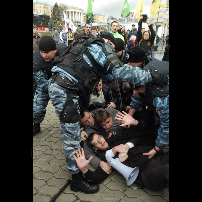 У Києві  на Майдані Незалежності планувався старт всеукраїнської акції «Готуй намет навесні» у рамках молодіжної кампанії “ВСТАВАЙ!”. Учасники акції збиралися розбити наметове містечко на 1 годину, що символізуватиме старт всеукраїнського конкурсу зі швидкості збирання та розбирання наметів молоддю. Організатори проінформують про акцію «Готуй намет навесні», продемонструють рівень «наметової готовності» станом на березень 2012 року та розкажуть про  порядок проведення конкурсних змагань в усіх регіонах України, початок проведення яких заплановано на 27 березня, та поділяться думками про те, де українська молодь зможе потенційно використати намети в 2012 році. 
Міліція перешкодила проведенню акції.
