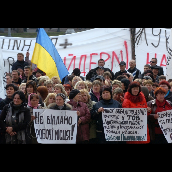 За ініціативи підприємців та Київської міської організації Всеукраїнського комітету «Наступ» під стінами КМДА відбулася акція протесту проти спроб забрати в киян ТОВ «Лук’янівський ринок». У заході взяли участь підприємці столичного ринку «Лук’янівський», активісти ВК «Наступ» та мешканці Шевченківського району  Києва