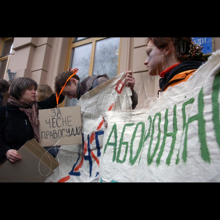 Відбулася акція протесту з вимогою відхилити законопроект №2450 “Про порядок організації і проведення мирних заходів”, який може бути поставлено на голосування у Верховній Раді цього парламентського сесійного тижня. Активісти провели театралізоване дійство, під час якого закували себе в кайданки, що символізувало втрату права на протест, на дію, на свободу слова у разі погодження цього законопроекту (вул. Грушевського, 18/2).