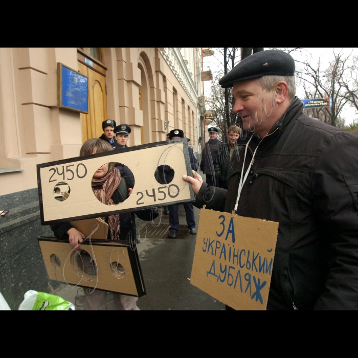 Відбулася акція протесту з вимогою відхилити законопроект №2450 “Про порядок організації і проведення мирних заходів”, який може бути поставлено на голосування у Верховній Раді цього парламентського сесійного тижня. Активісти провели театралізоване дійство, під час якого закували себе в кайданки, що символізувало втрату права на протест, на дію, на свободу слова у разі погодження цього законопроекту (вул. Грушевського, 18/2).