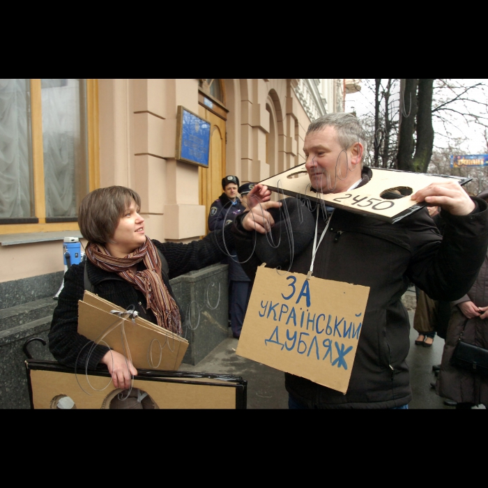 Відбулася акція протесту з вимогою відхилити законопроект №2450 “Про порядок організації і проведення мирних заходів”, який може бути поставлено на голосування у Верховній Раді цього парламентського сесійного тижня. Активісти провели театралізоване дійство, під час якого закували себе в кайданки, що символізувало втрату права на протест, на дію, на свободу слова у разі погодження цього законопроекту (вул. Грушевського, 18/2).