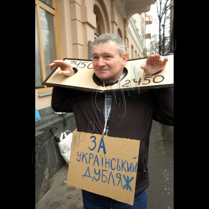 Відбулася акція протесту з вимогою відхилити законопроект №2450 “Про порядок організації і проведення мирних заходів”, який може бути поставлено на голосування у Верховній Раді цього парламентського сесійного тижня. Активісти провели театралізоване дійство, під час якого закували себе в кайданки, що символізувало втрату права на протест, на дію, на свободу слова у разі погодження цього законопроекту (вул. Грушевського, 18/2).