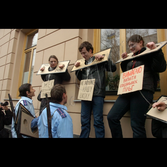 Відбулася акція протесту з вимогою відхилити законопроект №2450 “Про порядок організації і проведення мирних заходів”, який може бути поставлено на голосування у Верховній Раді цього парламентського сесійного тижня. Активісти провели театралізоване дійство, під час якого закували себе в кайданки, що символізувало втрату права на протест, на дію, на свободу слова у разі погодження цього законопроекту (вул. Грушевського, 18/2).