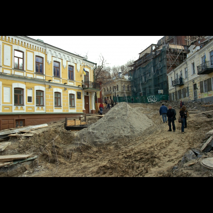 Будівельна техніка здійснює демонтаж будівлі на Андріївському узвозі, в Києві, у вівторок, 10 квітня 2012 р. Цього дня в історичній частині Києва - на Андріївському узвозі - знесли ще три будівлі. Голова постійної комісії Київради з питань культури Олександр Бригинець заявляє, що наступний будинок, який збираються знести на Андріївському узвозі, - це будинок № 18. Знесені до цього на історичній вулиці три будівлі належали колишній фабриці 