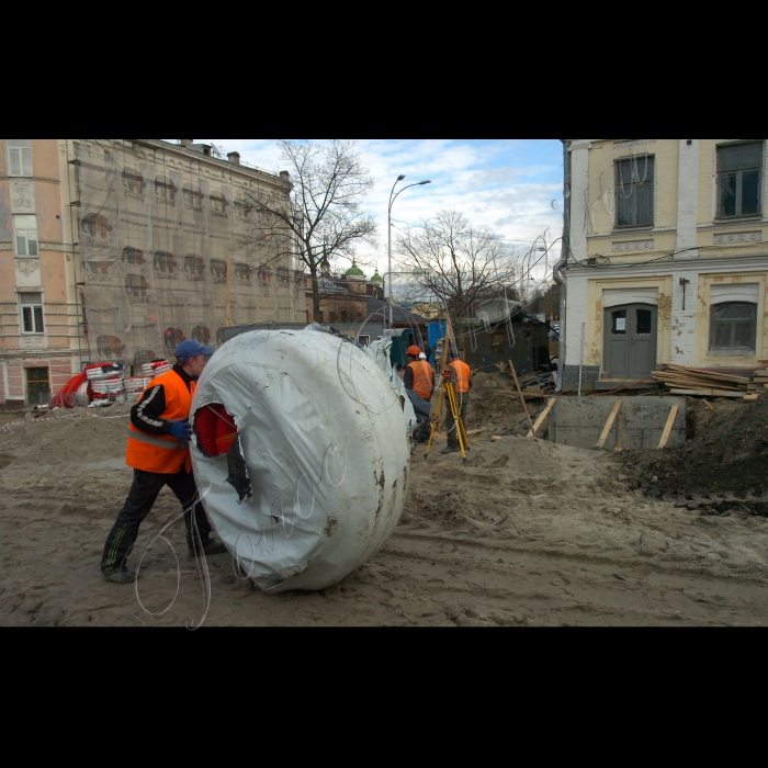 Будівельна техніка здійснює демонтаж будівлі на Андріївському узвозі, в Києві, у вівторок, 10 квітня 2012 р. Цього дня в історичній частині Києва - на Андріївському узвозі - знесли ще три будівлі. Голова постійної комісії Київради з питань культури Олександр Бригинець заявляє, що наступний будинок, який збираються знести на Андріївському узвозі, - це будинок № 18. Знесені до цього на історичній вулиці три будівлі належали колишній фабриці 