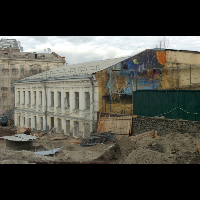 Будівельна техніка здійснює демонтаж будівлі на Андріївському узвозі, в Києві, у вівторок, 10 квітня 2012 р. Цього дня в історичній частині Києва - на Андріївському узвозі - знесли ще три будівлі. Голова постійної комісії Київради з питань культури Олександр Бригинець заявляє, що наступний будинок, який збираються знести на Андріївському узвозі, - це будинок № 18. Знесені до цього на історичній вулиці три будівлі належали колишній фабриці 