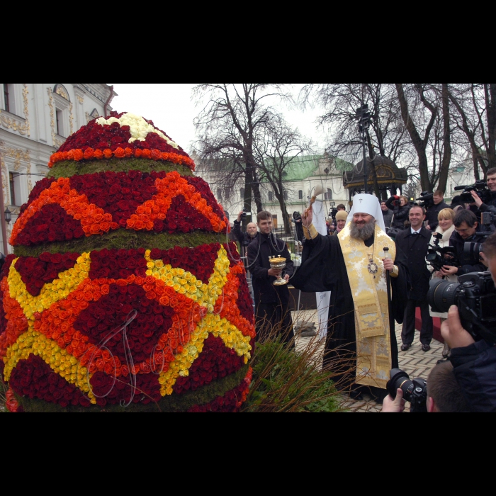 У Києво-Печерській лаврі відбулося відкриття ІІ Благодійного ярмарку «Великодній кошик», у рамках якого встановлено рекорд України і світу: створення найбільшої флористичної композиції - «Квіткової писанки» (2,5 м заввишки, з використанням 7500 троянд) 