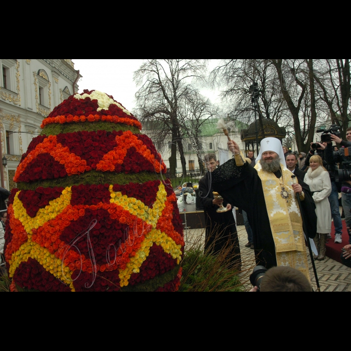 У Києво-Печерській лаврі відбулося відкриття ІІ Благодійного ярмарку «Великодній кошик», у рамках якого встановлено рекорд України і світу: створення найбільшої флористичної композиції - «Квіткової писанки» (2,5 м заввишки, з використанням 7500 троянд) 